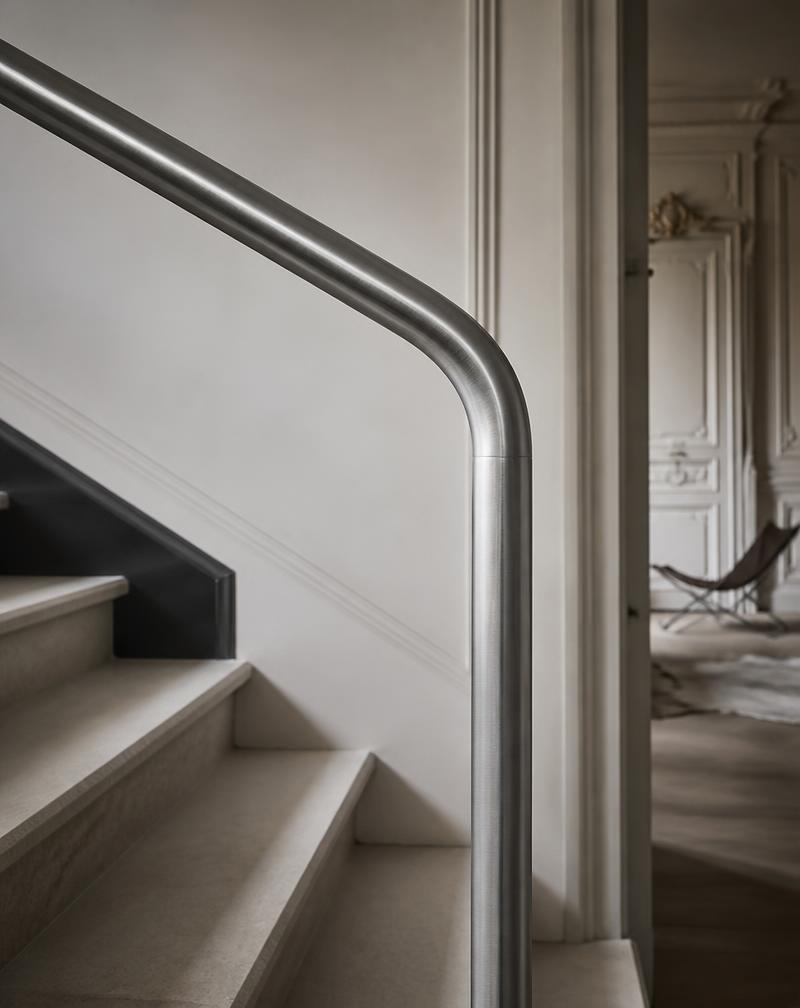 Main courante en inox satiné façonnée sur mesure